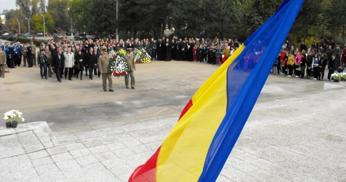 Autorităţile vor depune coroane de flori la munumentul Revoluţiei foto arhivă