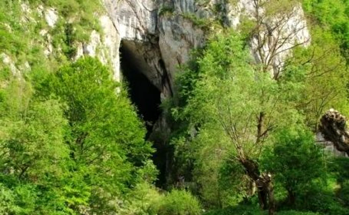 
    Peştera Huda lui Papară din comuna Sălciua  