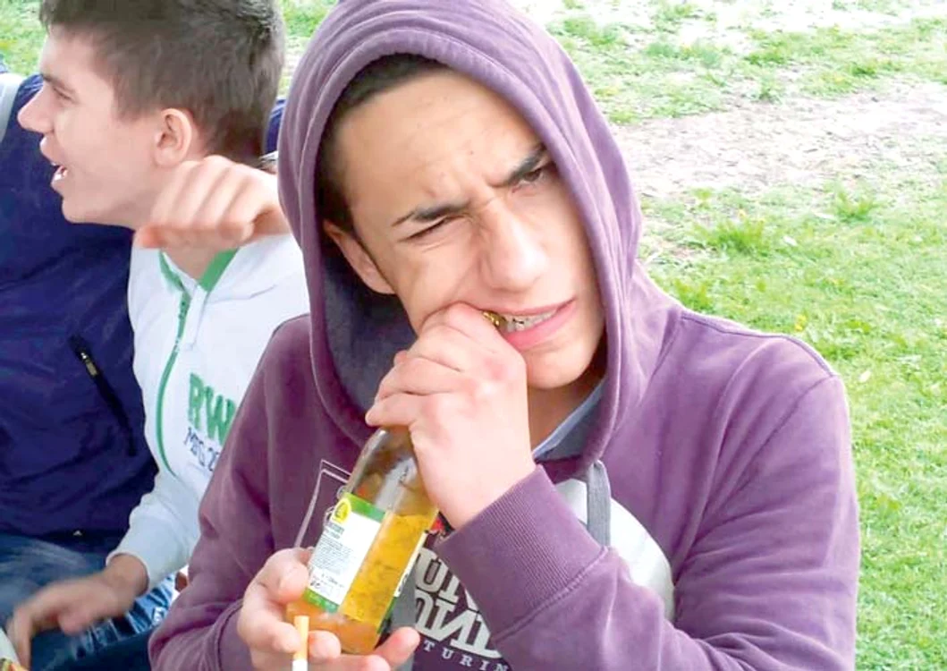
    Implantul dentar cu rol de desfăcător este confecţionat  din titan şi prevăzut cu un şănţuleţ în care este introdusă marginea capacului de sticlă  