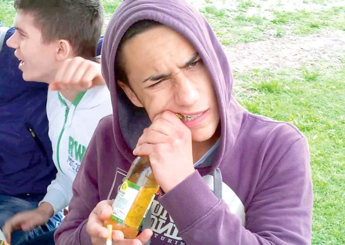 Implantul dentar cu rol de desfăcător este confecţionat din titan şi prevăzut cu un şănţuleţ în care este introdusă marginea capacului de sticlă