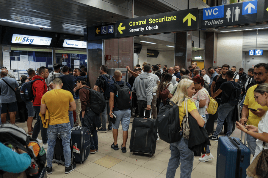 Peste 620 de români afectaţi de anularea zborurilor Blue Air au cerut ajutorul MAE pentru a reveni în ţară