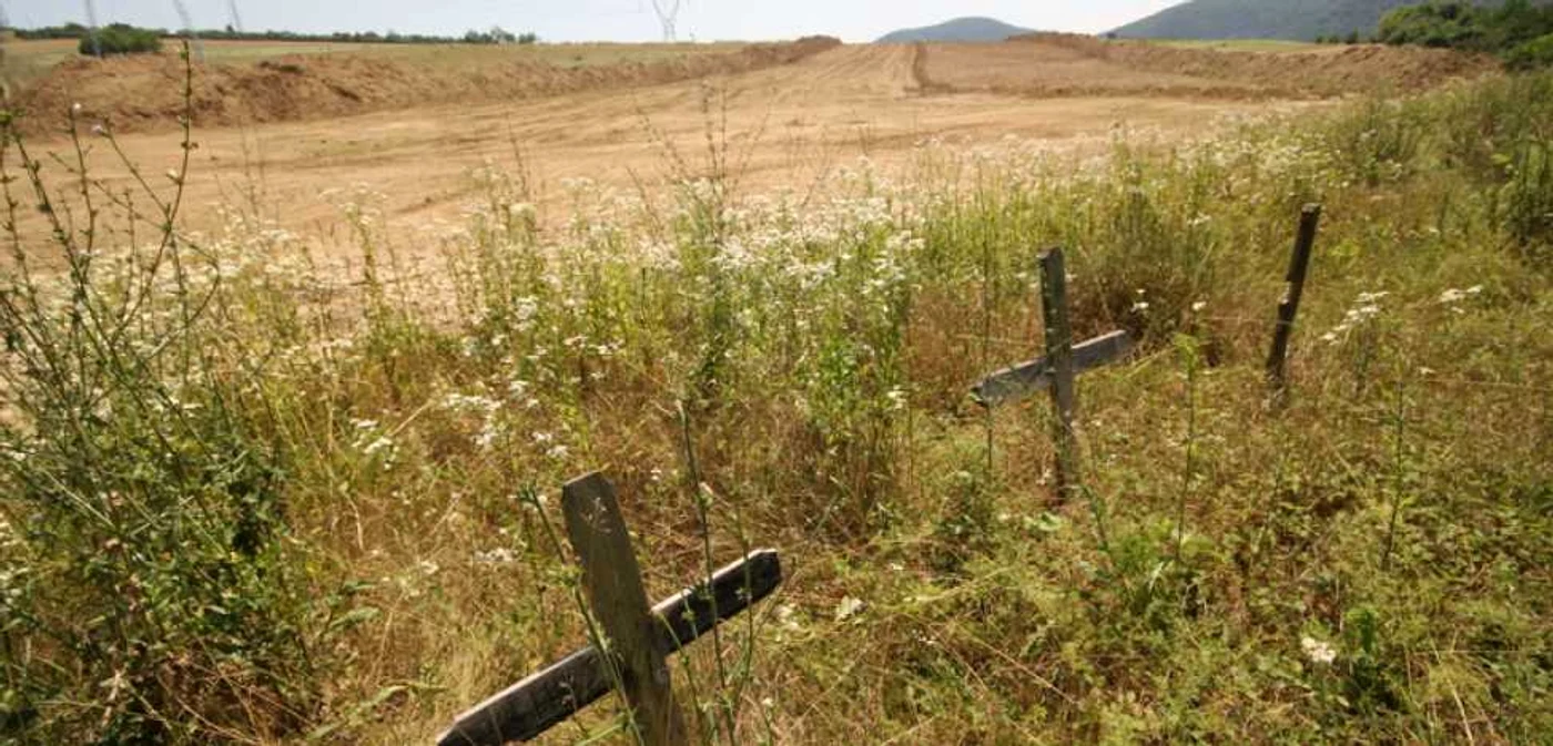 Cimitirul neautorizat se află la marginea satului Brănişca, pe traseul autostrăzii Deva - Lugoj. FOTO: Daniel Guţă. ADEVĂRUL.