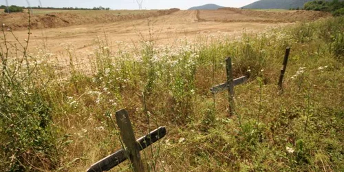 FOTO Autostrada Deva - Lugoj. Un cimitir ilegal încurcă planurile constructorilor. FOTO