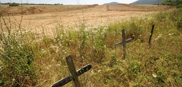 Cimitirul neautorizat se află la marginea satului Brănişca, pe traseul autostrăzii Deva - Lugoj. FOTO: Daniel Guţă. ADEVĂRUL.