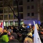 politia antirevolta, desfasurata la curtea constitutionala din polonia png