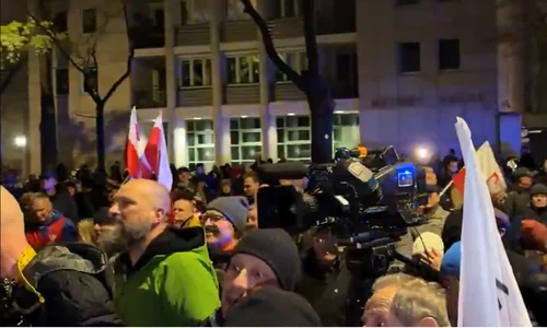 politia antirevolta, desfasurata la curtea constitutionala din polonia png