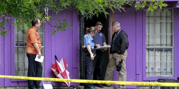 Casa in care au fost descoperite 4 persoane sechestrate de un american