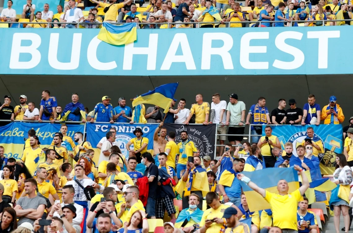Fanii Ucrainei au colorat tribunele Arenei Naţionale, la ultimul meci din faza grupelor, câştigând duelul numeric cu austriecii. FOTO: Getty Images