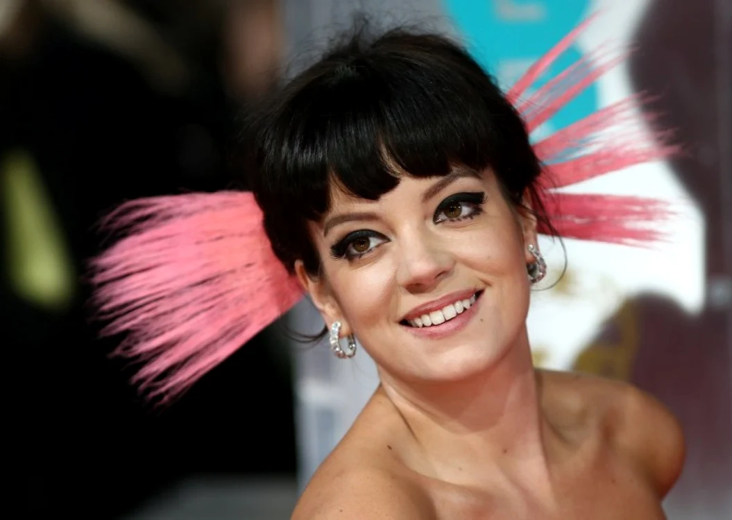 Lily Allen a devenit cunoscută pe scena muzicală graţie
primelor două albume de studio ale sale, foarte bine primite de
public şi de criticii de specialitate FOTO AFP