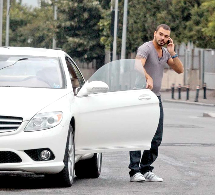60.000 de euro. Burlacul Edward Popescu Strohlen (29 de ani) „agaţă” uşor în Dorobanţi la volanul acestui Mercedes clasa E
