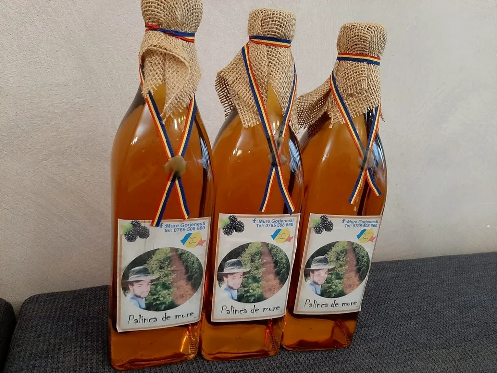 Palinca din mure este o băutură tare şi aromată                                        FOTO Facebook Mure Gorjeneşti