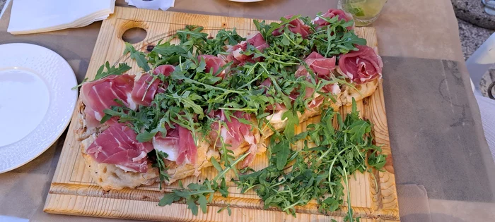 Pinsa preparată în Puglia, Italia. 