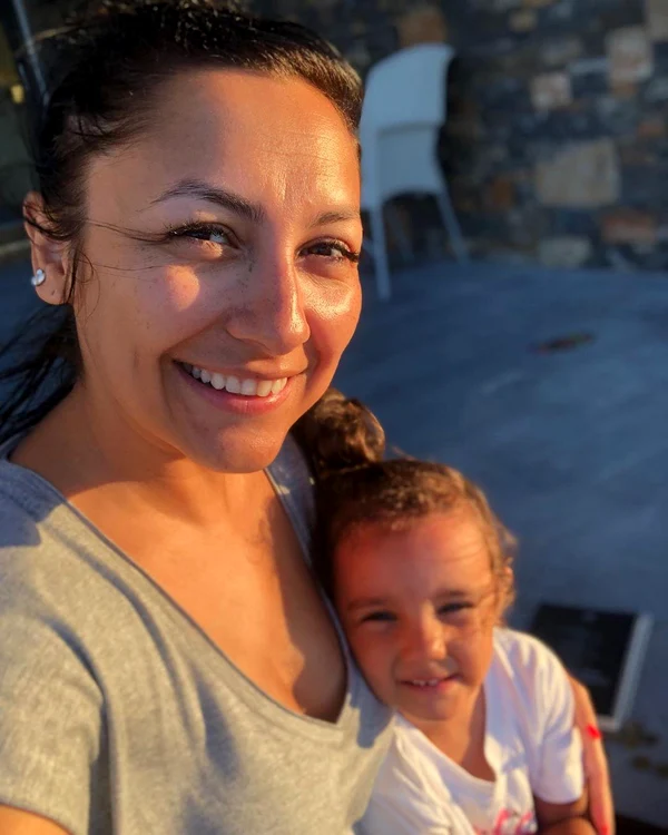 Andra și fiica ei, Eva, se relaxează în Grecia