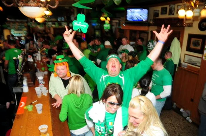 Sâmbătă seara se anunţă o distracţie de zile mari în Back Door Pub