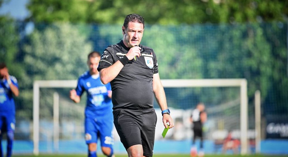 Prea grași pentru a trecere testele! Trei arbitri nu au putut face baremul impus la probele fizice 