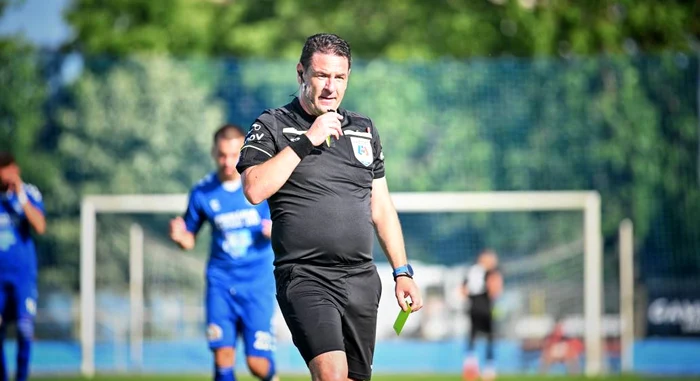 Andrei Antonie, strâns de tricou la ultimul meci FOTO Facebook CSM „Vulturii” Lugoj