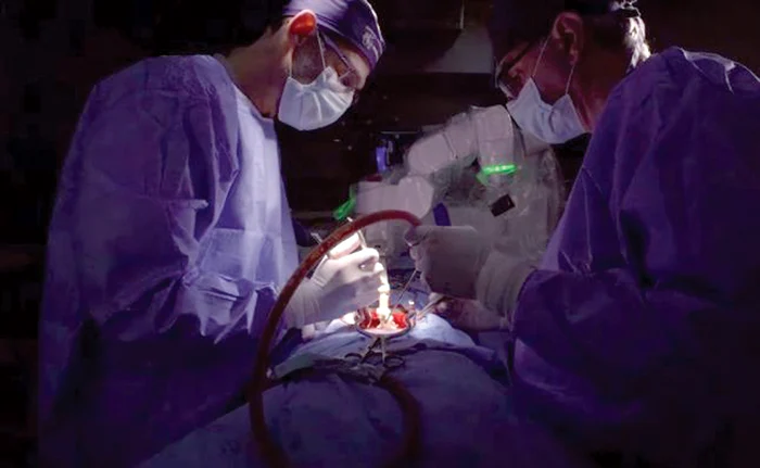 Echipa care operează cu robotul e formată din 7 oameniFOTO: Facebook