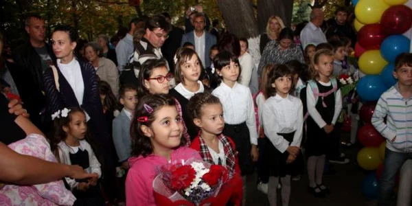 Elevii de clasa I şi a II-a au început anul şcolar fără manuale