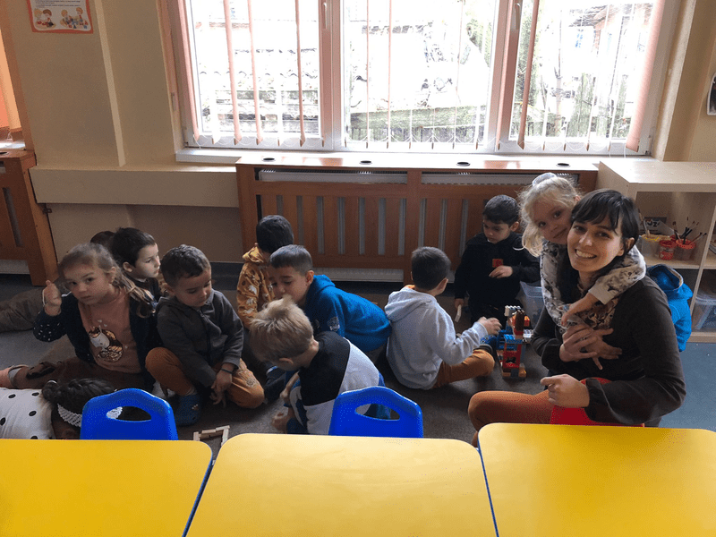Învățarea în tava cu mălai. Ana Georgiana Ghineț, educatoarea din Giurgiu care le dezvoltă copiilor gândirea spațială