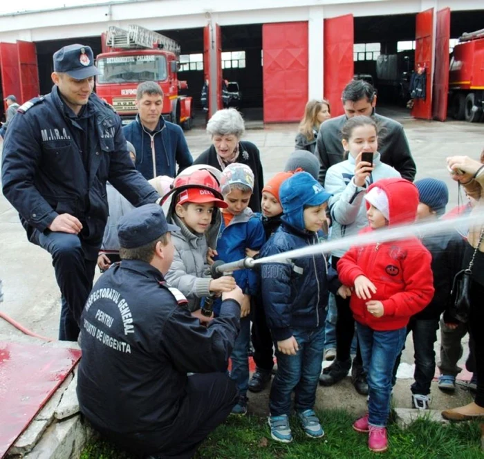 Copiii vor putea testa aparatura pompierilor. FOTOAdevărul.