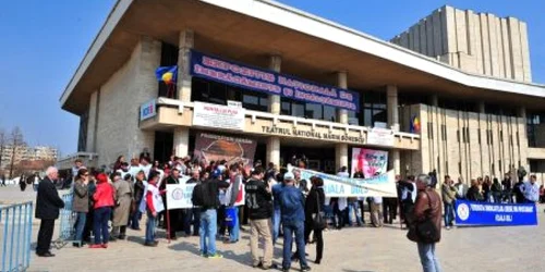 Sindicaliştii din învăţământ au protestat în faţa teatrului. Foto: Remus Badea