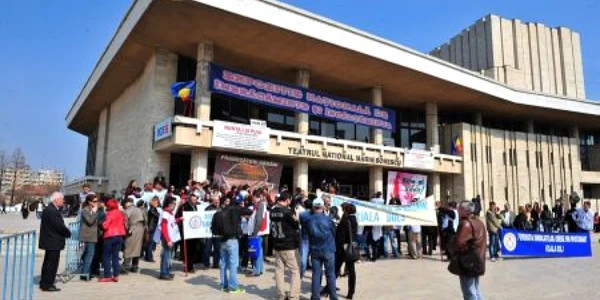 Sindicaliştii din învăţământ au protestat în faţa teatrului. Foto: Remus Badea
