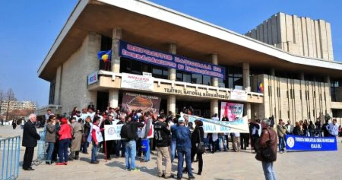 Sindicaliştii din învăţământ au protestat în faţa teatrului. Foto: Remus Badea