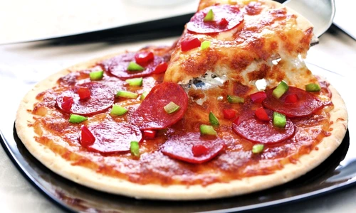 pizza picanta cu salam jpeg