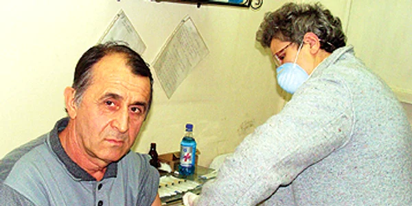 Gheorghe Diaconu este primul arădean care s-a imunizat la Centrul pentru vaccinarea împotriva porcinei