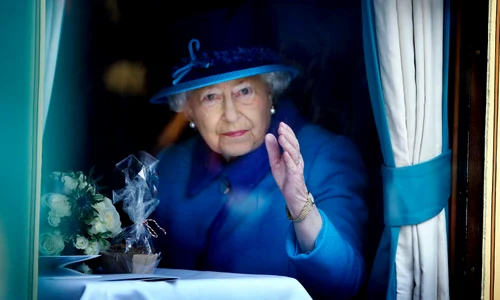 Regina face cu mâna jpg