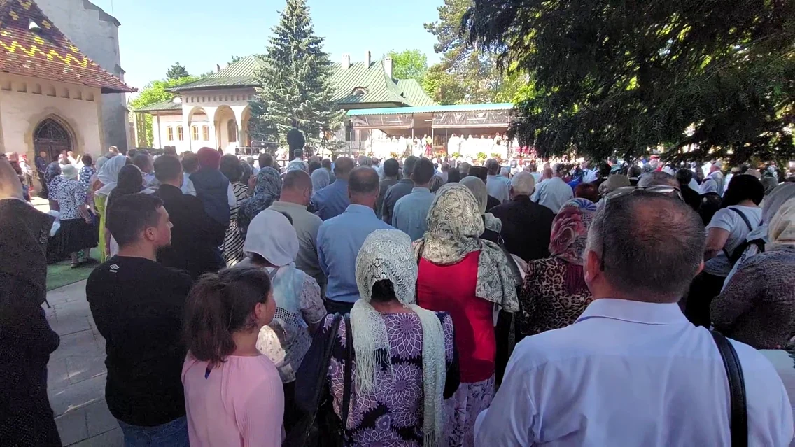 pelerini Sf  IOan cel Nou Suceava 2 png