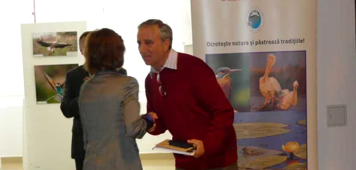 Petru Șolcă primește placheta de la guvernatorul Viorica Bîscă
