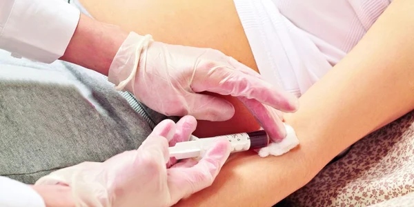 Gravidele infectate cu HIV au şanse mari să nască bebeluşi sănătoşi