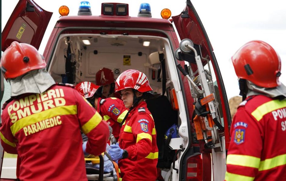 Două fete de 8 și 14 ani, lovite de mașina unei șoferițe, la ieșirea din orașul Galați. Victimele au ajuns la spital 
