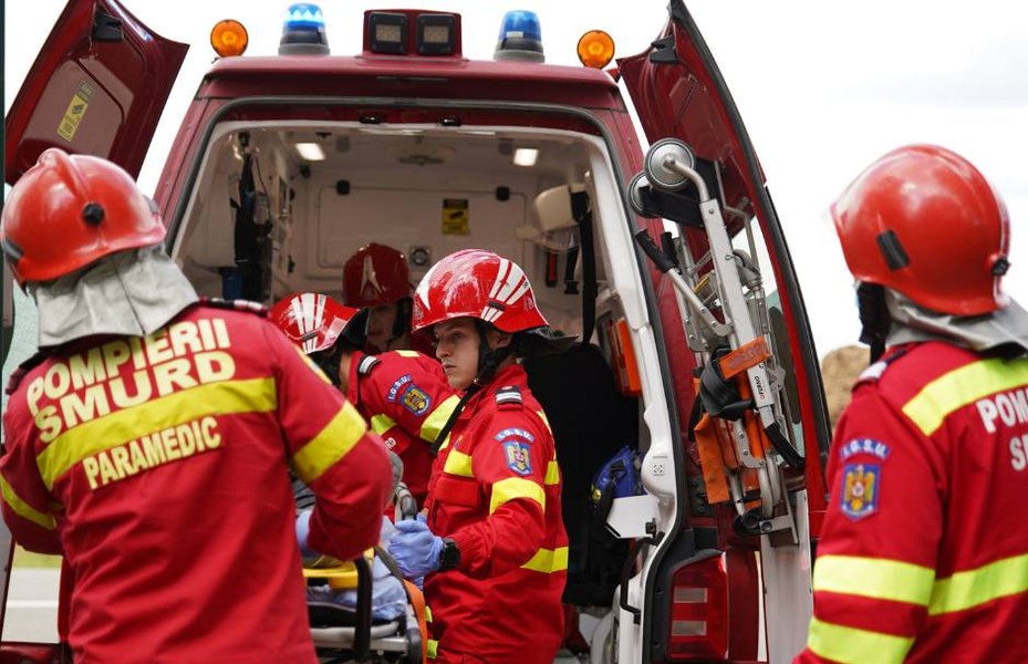 Un polițist aflat pe motocicletă a lovit o tânără, pe trecerea de pietoni, în Piața Victoriei. Agentul avea semnalele sonore și luminoase pornite 