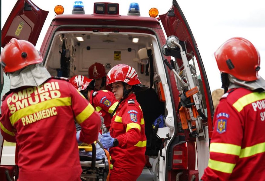 Carambol grav pe A10: Cinci autoturisme implicate într-un accident, o femeie este încarcerată
