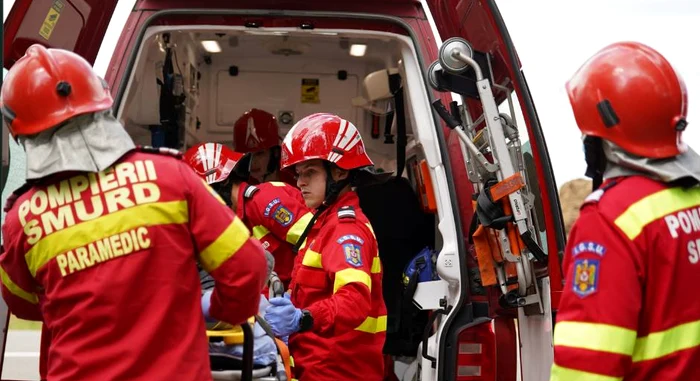 Polițiștii au fost transportați cu ambulanța la spital FOTO: Arhivă, Adevărul