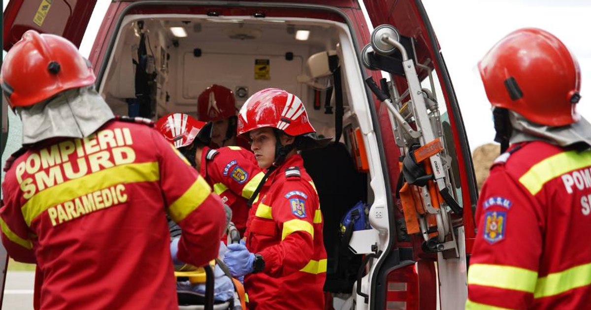 Accident major în Constanța: 11 răniți după coliziunea între un microbuz și o mașină. Accident major în Constanța: 11 răniți după coliziunea între un microbuz și o mașină.