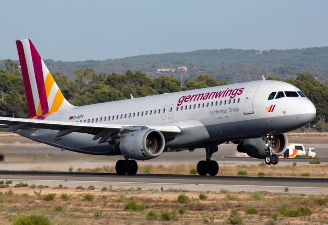 
    Avion prăbuşit în Franţa: Unul dintre piloți s-a chinuit să intre în carlingă, dar n-a reușitFoto: AP  