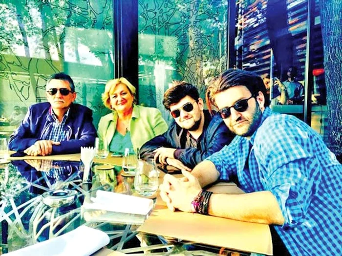 E foarte apropiat de părinţii şi de fratele lui