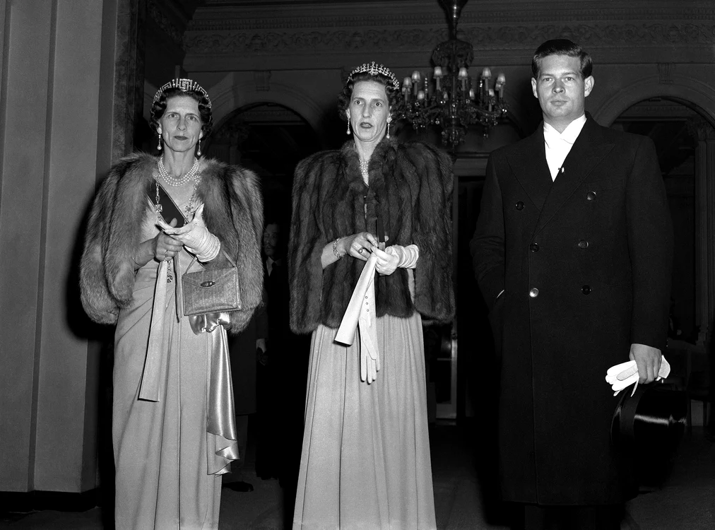 Regina Elena, Ducesa de Aosta și Regele Mihai la Londra la balul organizat de Regele George pentru căsătoria Elisabetei cu Philip Mountbatten profimedia 0594438602 jpg
