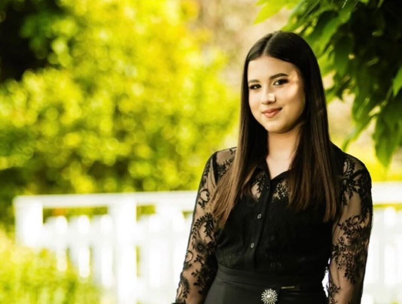 Sora geamănă a adolescentei de 14 ani care a murit la spital după ce s-a tratat acasă, mesaj sfâșietor: „O parte din mine a plecat odată cu tine”