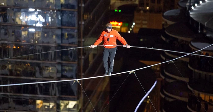 Nik Wallenda a reuşit să traverseze
cu succes distanţa dintre doi zgârie-nori din oraşul Chicago FOTO
Discovery