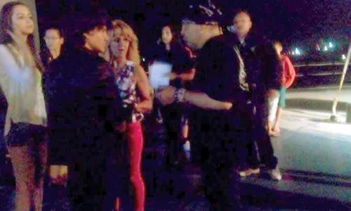 Nevasta cântăreţului a venit după el la concert jpeg