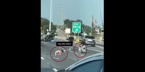 Doi copii au fost proiectați violent din mașină, ajungând pe carosabil. FOTO captură X