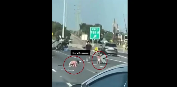 Doi copii au fost proiectați violent din mașină, ajungând pe carosabil. FOTO captură X