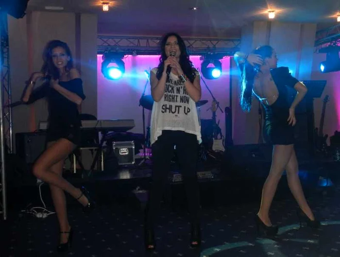 Ellie White a revenit pe scenă la o lună după ce a născut.