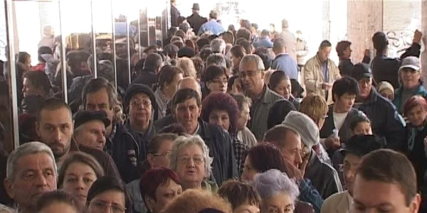 Oamenii s-au îngrămădit la ghişee încă de la primele ore ale dimineţii. Bogdan Nistor