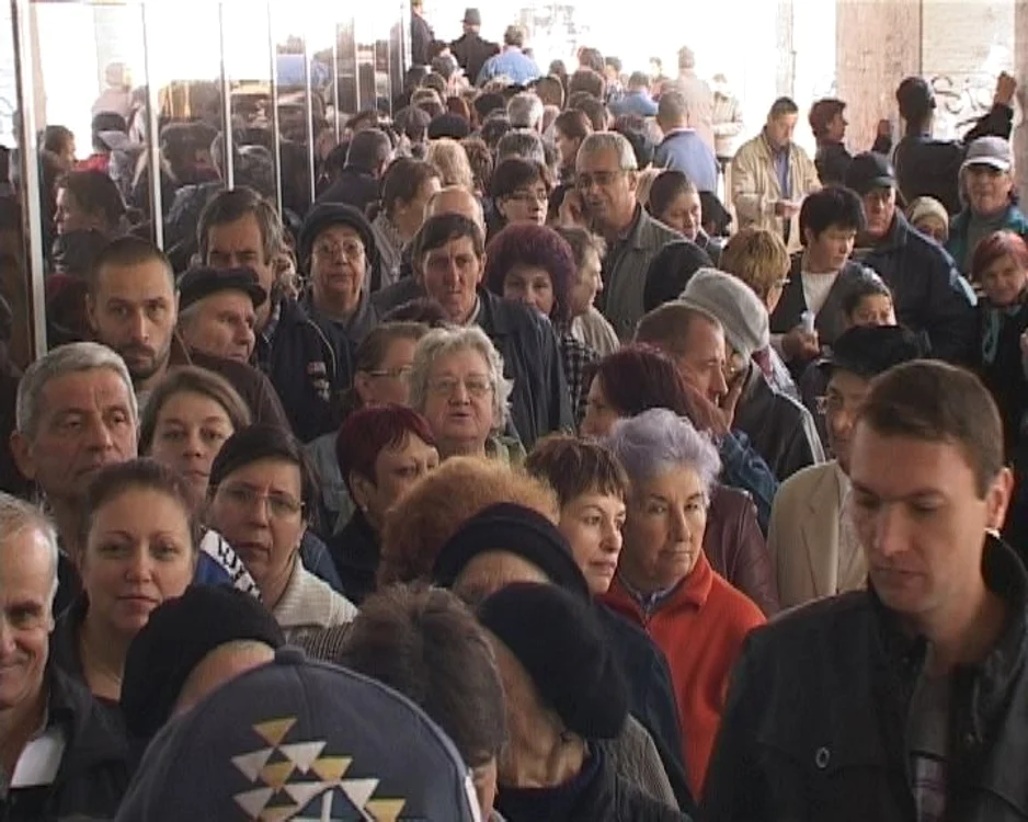 Oamenii s-au îngrămădit la ghişee încă de la primele ore ale dimineţii. Bogdan Nistor