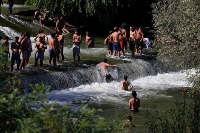 Asiatici la îmbăiat în râul Ciorogârla